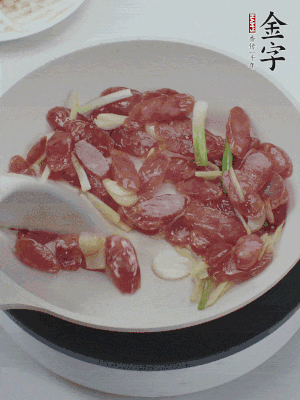 熱鍋爆香姜蒜片，下香腸炒出香味。
