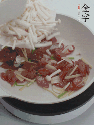 放白玉菇、青紅辣椒、雞蛋。