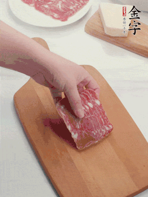 金字培根火腿改刀切小片；白洋蔥切??；新鮮豌豆剝殼。