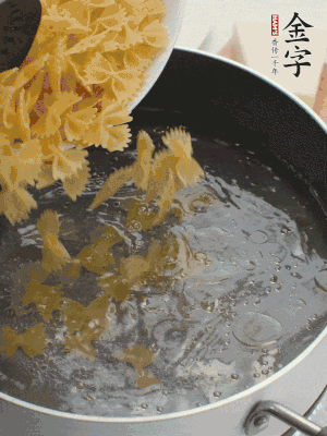 蝴蝶面加橄欖油煮熟；豌豆焯水30秒。