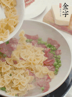 1小勺鹽調(diào)味，混合一起燉煮一下。