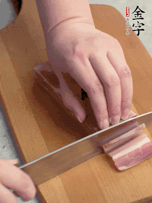 百合切去頭尾，分開洗凈;咸肉切薄片。