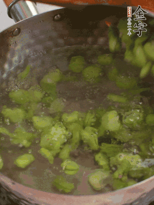鍋中水沸，放一撮鹽，下蠶豆豆瓣焯3分鐘，下百合，3秒撈出，一起撈出瀝水。