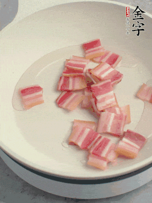 鍋中少許油，金字淡咸肉煸香。