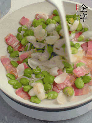 放蠶豆豆瓣、百合炒勻。