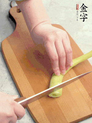 蔥切段，姜切絲，辣椒斜切成塊。