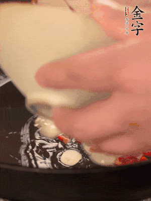 豬油潤鍋，下辣椒、大蒜、火腿片煸香。