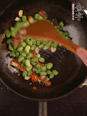 再下蠶豆煸炒，加1勺料酒調(diào)味。