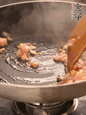 熱油爆香大蒜粒，煸香咸肉丁，淋一勺黃酒調(diào)味。