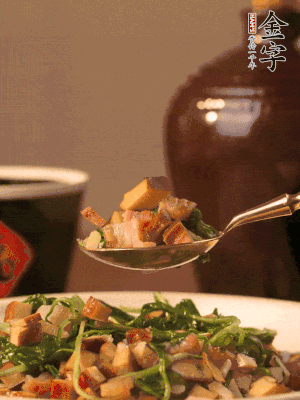 出鍋前嘗味，味淡加點(diǎn)鹽。