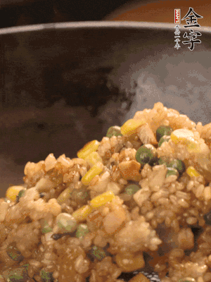 再下糯米，1勺蠔油、2勺生抽調(diào)味翻炒均勻。