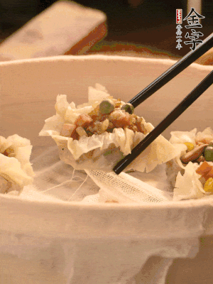 包好的燒賣放在蒸籠上，水開后蒸8分鐘左右。