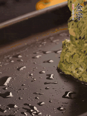 熱鍋擦一下油，下面糊攤平。