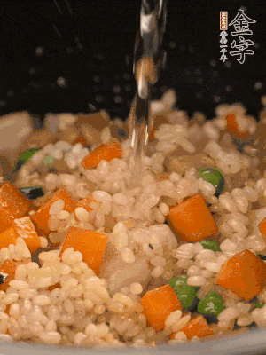把食材轉(zhuǎn)移到電飯鍋中，倒入點(diǎn)清水，正常煮飯。