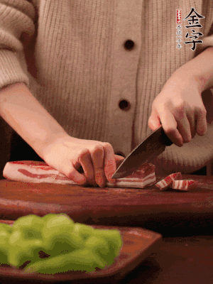 金字淡咸肉切片，冷水入鍋，加姜片、料酒略焯水。同步，五花肉切塊焯水。