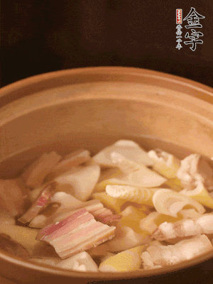 春筍、咸肉、咸肉一起入砂鍋，加姜片、料酒、清水大火煮沸到湯色變白。轉小火慢篤半小時。