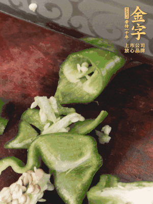 辣椒洗凈斜切成段，蒜切片。