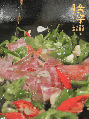 再下蒸炒火腿煸炒，加少許白糖提鮮。