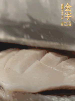 鮑魚用勺子撬出來，去掉內(nèi)臟和牙齒，加面粉、白醋、鹽、啤酒抓一下，清水洗凈，切花刀。