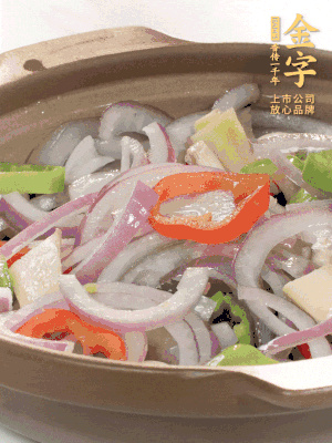 砂鍋底鋪上香菜，放上料頭，再放上焯過水的鮑魚殼。