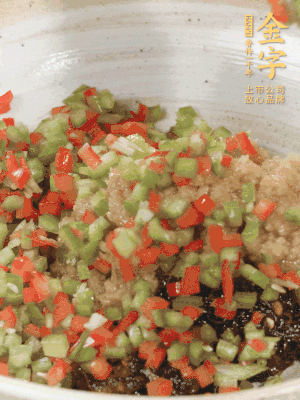 XO醬、蒜蓉醬、青紅椒粒攪拌成醬料。