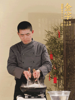 整只土雞冷水下鍋，加蔥姜、料酒焯水，撈出后用溫水清洗干凈。