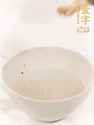 羊肚菌流水洗凈2遍后，溫水泡發(fā)15-20分鐘。
