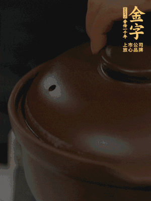 雞、火腿、姜片一起放入砂鍋中，大火轉(zhuǎn)小火燉2小時(shí)。