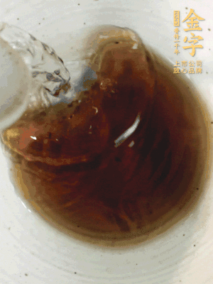 黃酒中加清水、蒸魚豉油、白砂糖混合均勻。