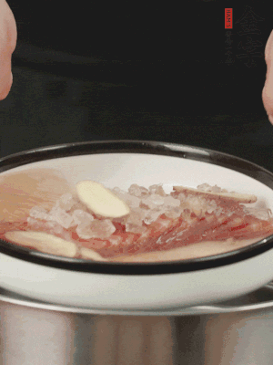 置于盤(pán)中，加冰糖100g、黃酒100g、水200g，上鍋蒸20分鐘。