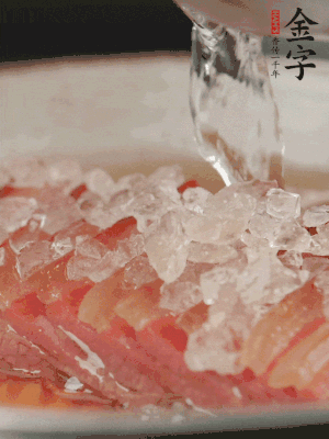依舊放上冰糖100g、黃酒100g、水200g，鍋中再蒸15分鐘。