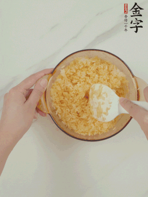 隔夜剩米飯加蛋黃攪拌均勻。