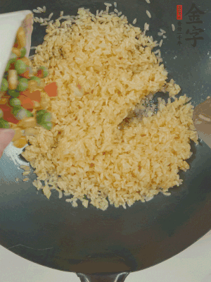 下豌豆粒、胡蘿卜粒、玉米粒。（買現(xiàn)成冷凍的雜菜即可，非常方便）