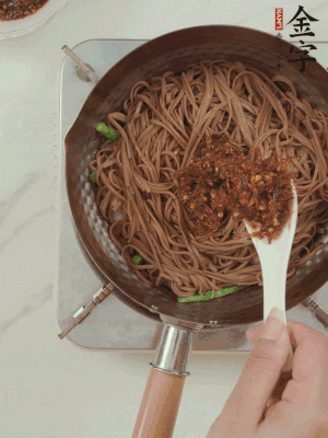 下蕎麥面，淋上少許醬油，加2勺金字火腿大師醬略翻炒即可。