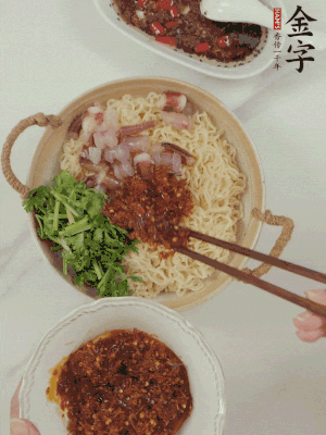 在面上鋪魷魚、香菜、金字火腿大師醬。