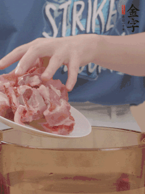 排骨剁小塊，加姜片、料酒沸水下鍋焯水。