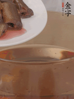 處理干凈的黃鱔段，加姜片、料酒沸水下鍋焯水。撈出用涼水沖洗干凈。
