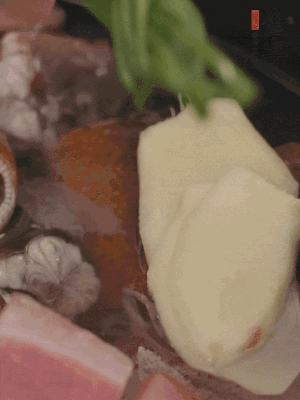 加姜片、蔥結(jié)、料酒。