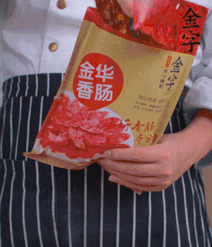 香腸切成斜片，小米辣切成斜片。