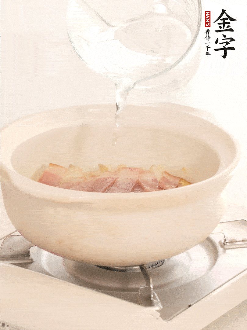 放入火腿片，加開水，再加入豆腐