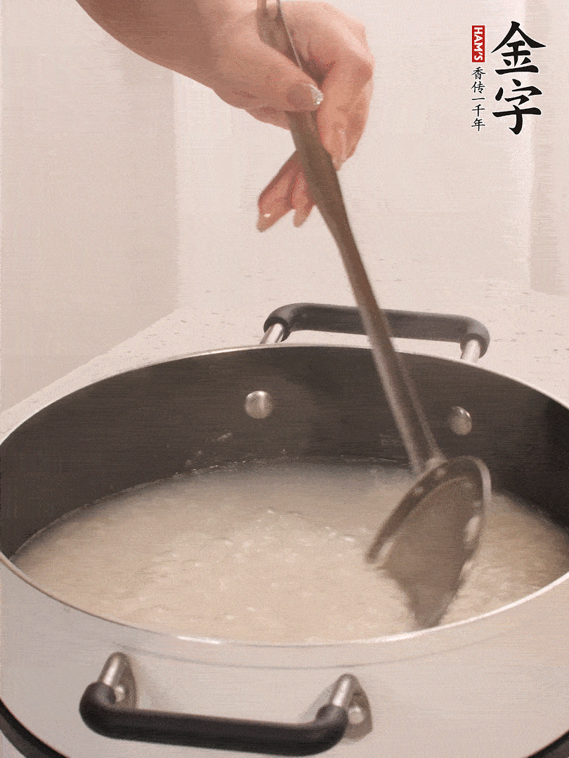 香菇、土豆、胡蘿卜、金字土香腸切小塊。