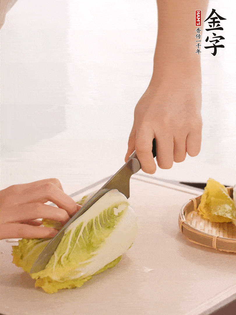 生姜切末，白菜改刀成成塊。
