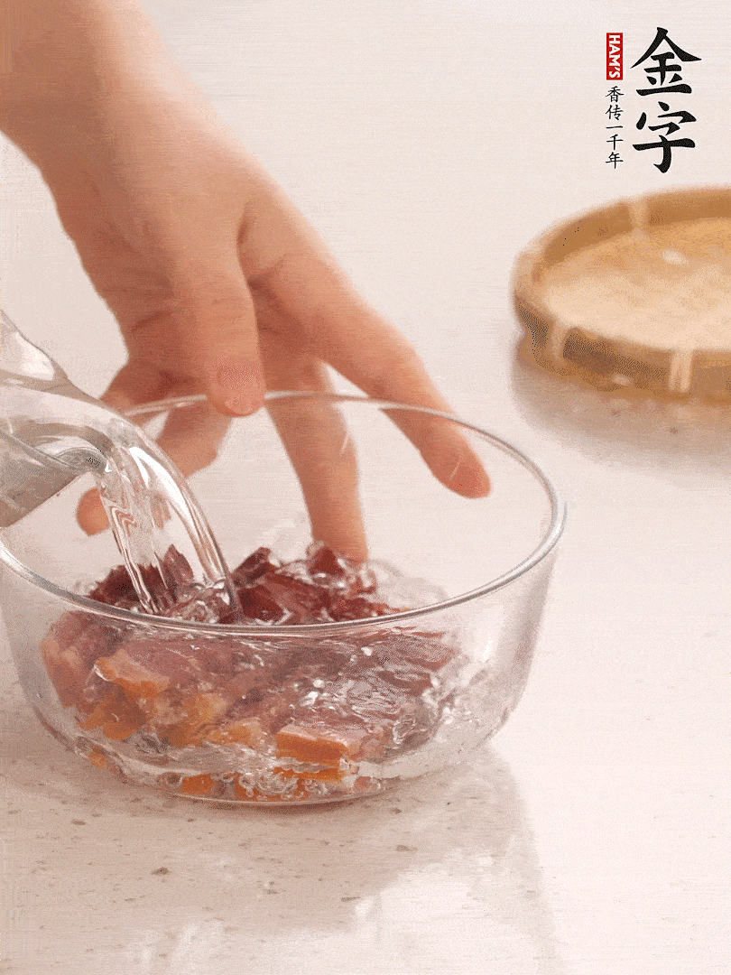 金字火腿切片，溫水泡5分鐘。