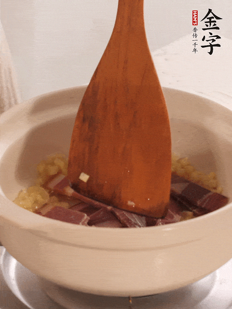 加熱水，加入白菜蓋上蓋子煨煮3分鐘。
