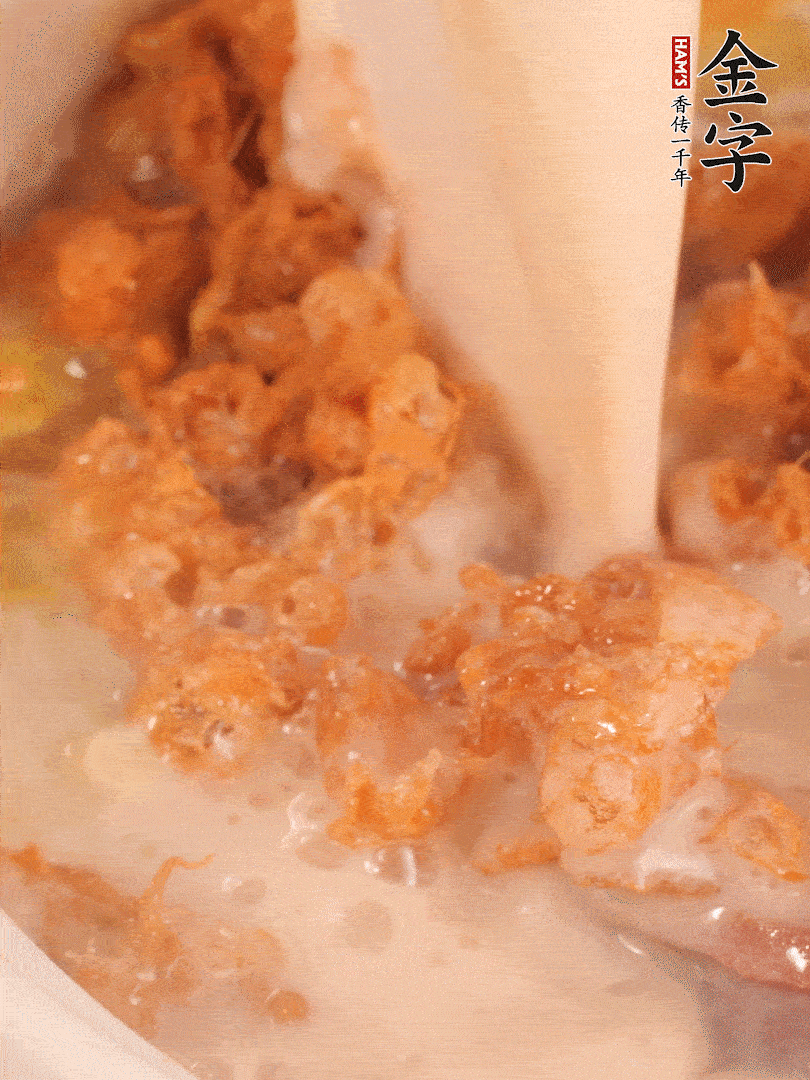 加入蛋酥再煨煮2分鐘，加入豆?jié){。
