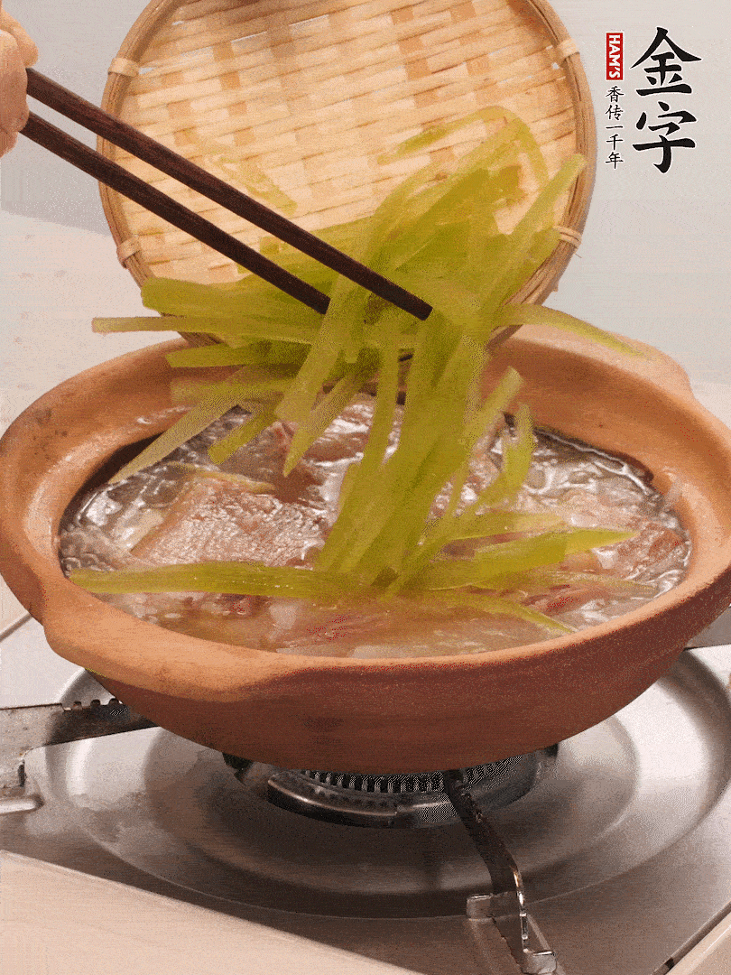 倒入熱水煮開(kāi)后，轉(zhuǎn)小火燉煮10分鐘，呈奶白色湯底。