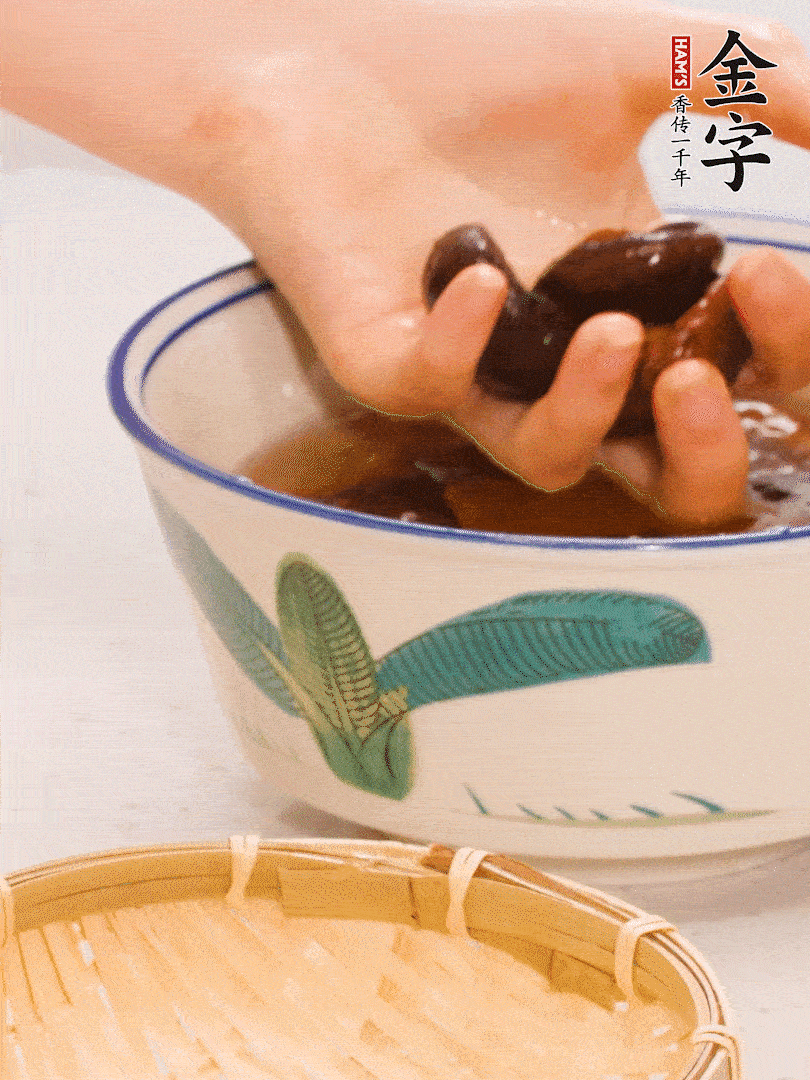 干香菇提前泡發(fā)切片，泡香菇水留著備用。