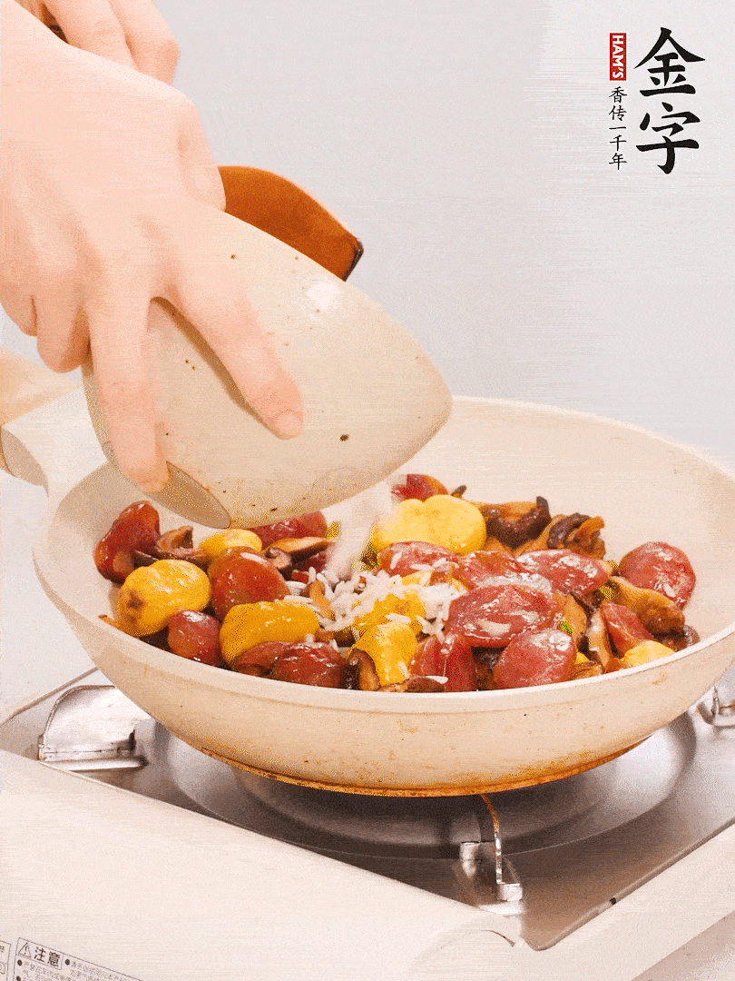把米淘洗干凈，放入切好的香菇、板栗、毛豆。