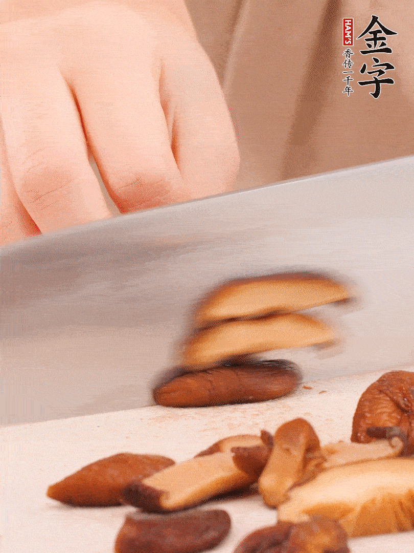 干香菇泡發(fā)，切成小塊。