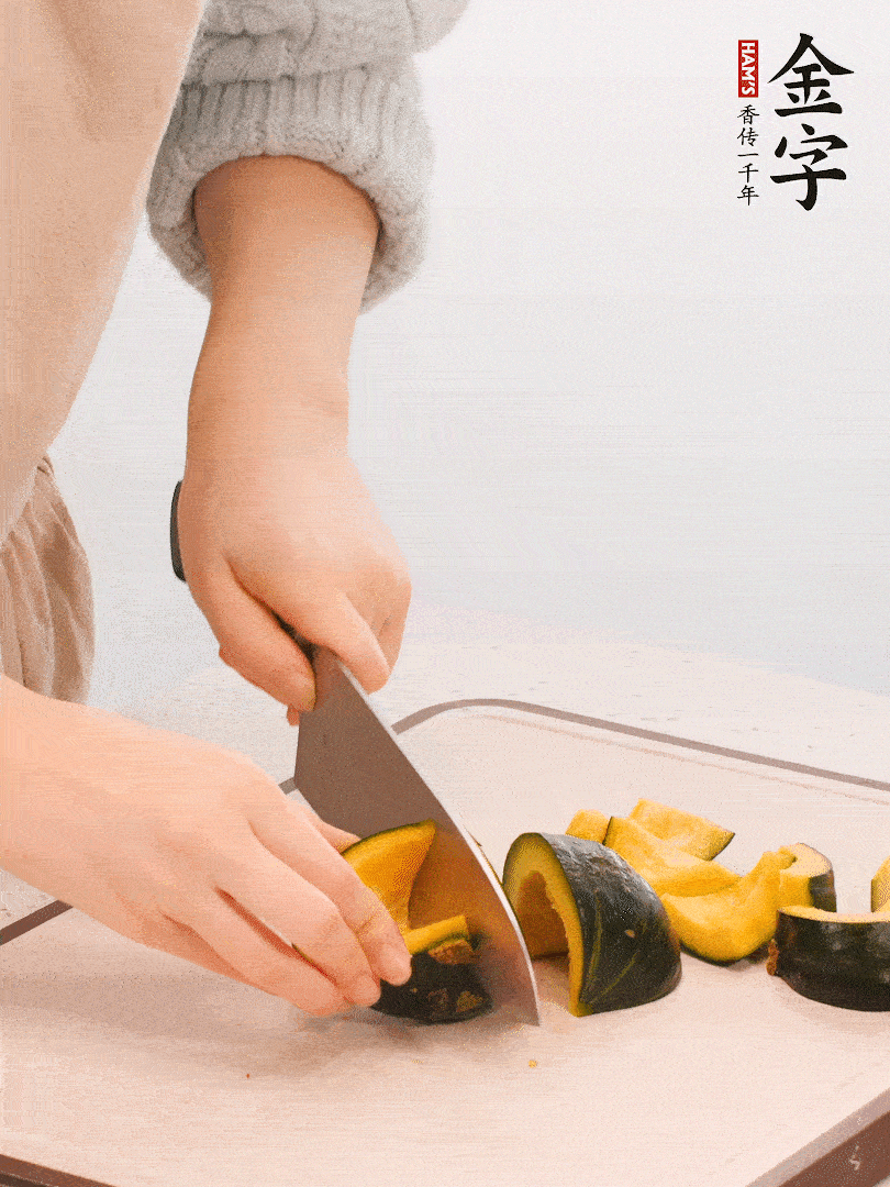 貝貝南瓜切小塊，生姜切成姜絲。